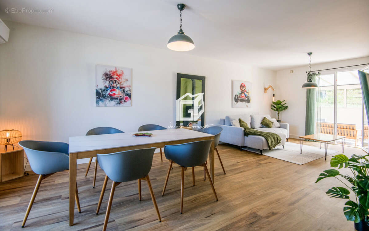 Maison à SALLES-CURAN