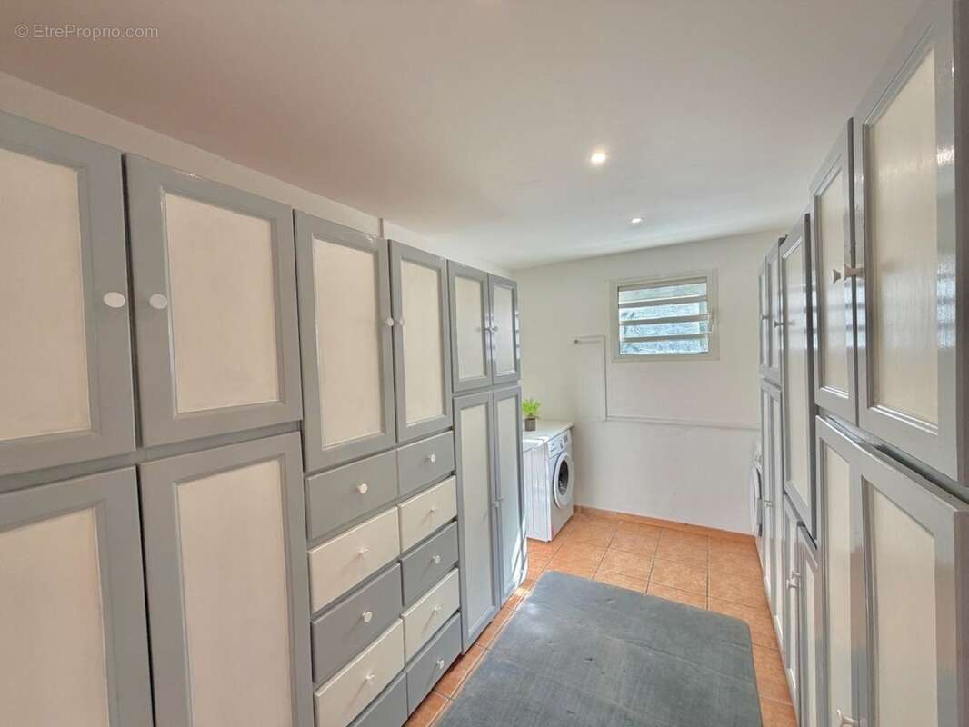 À vendre – Villa T7 avec piscine, jacuzzi et fort potentiel locatif – Petite-Île (97429) - photo 9