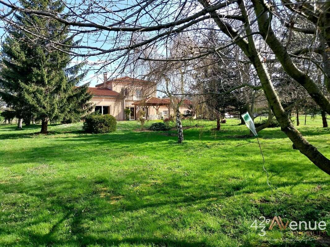Maison à SAINT-BONNET-LES-OULES