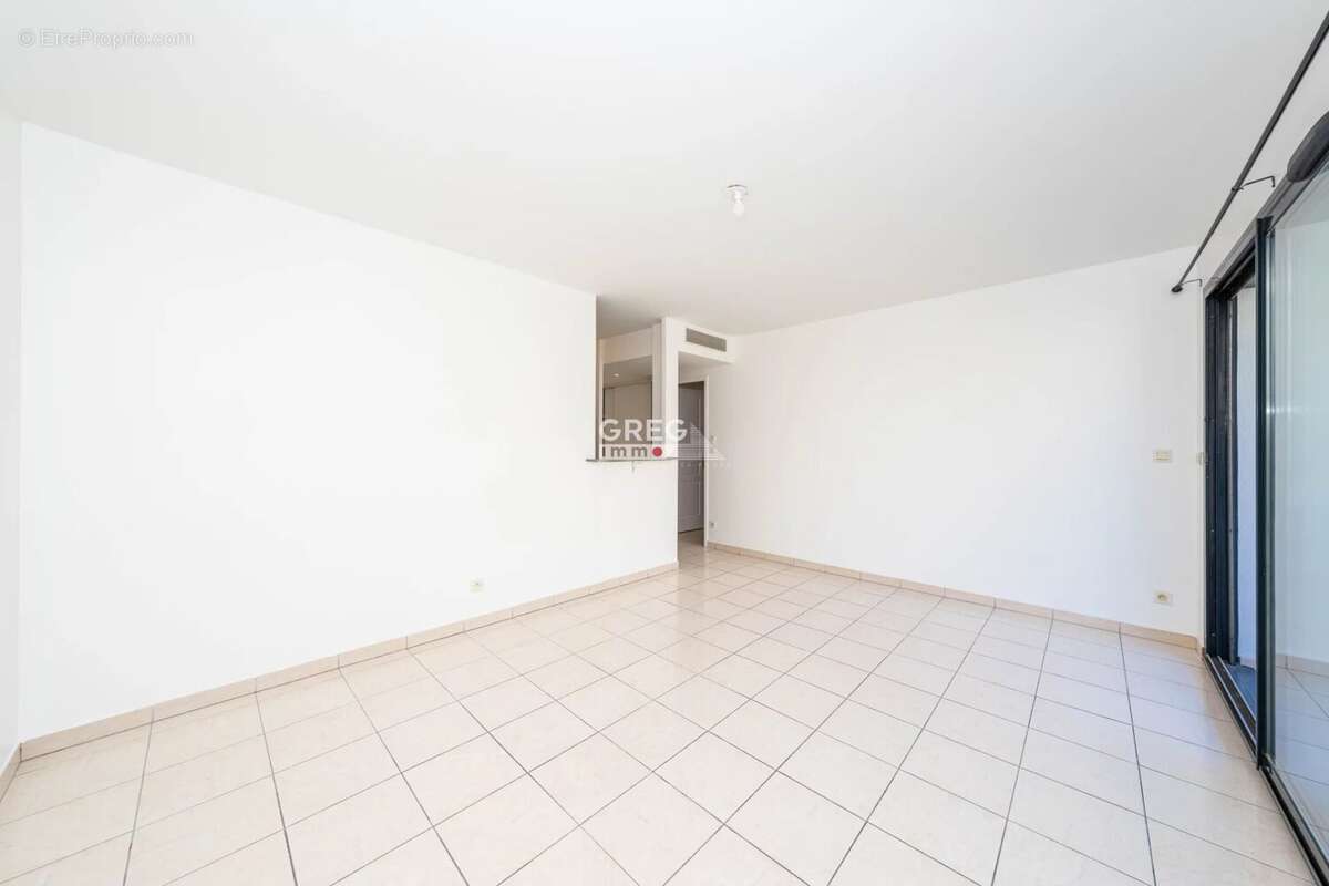 Appartement à SAINT-LAURENT-DU-VAR