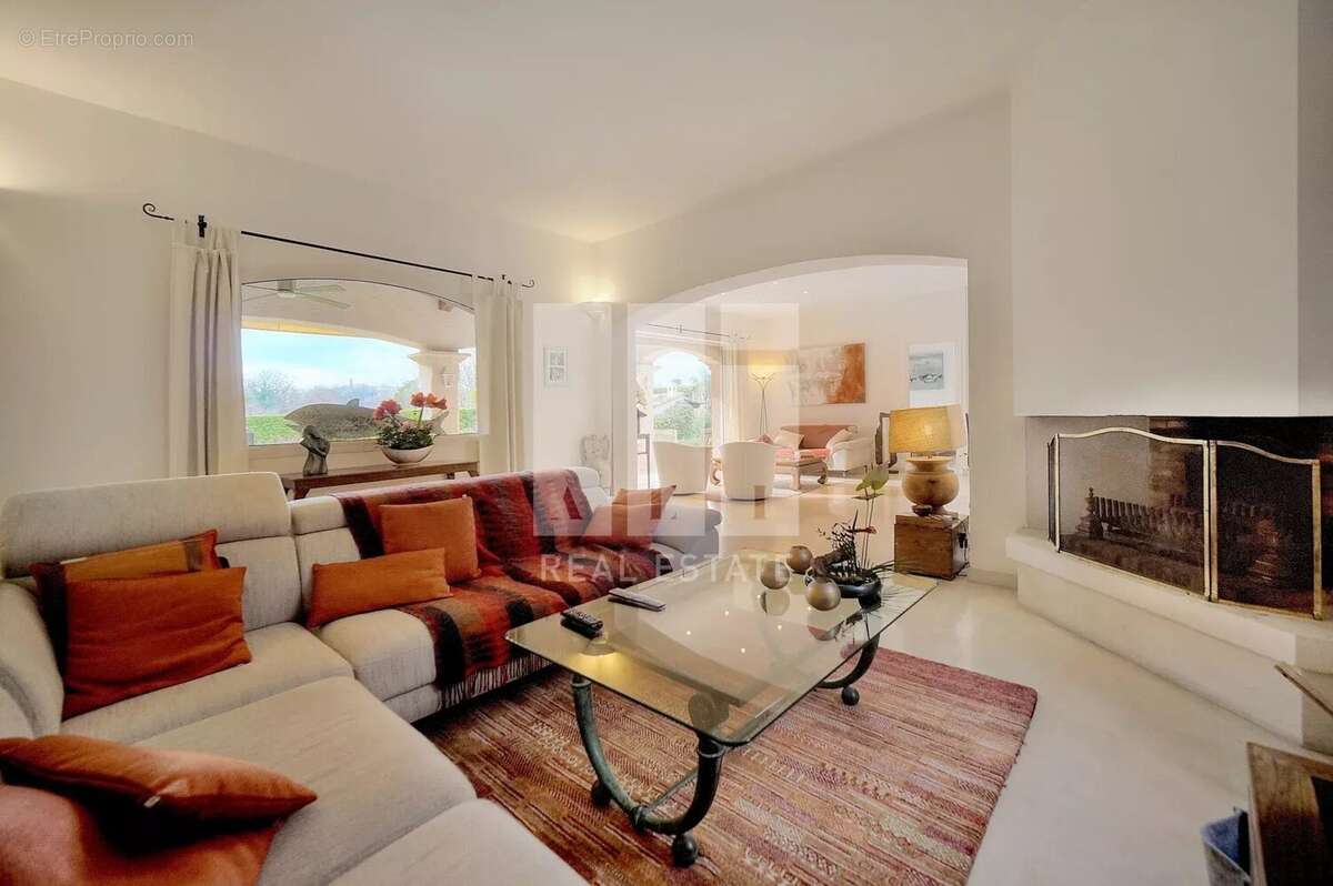 Maison à CHATEAUNEUF-GRASSE