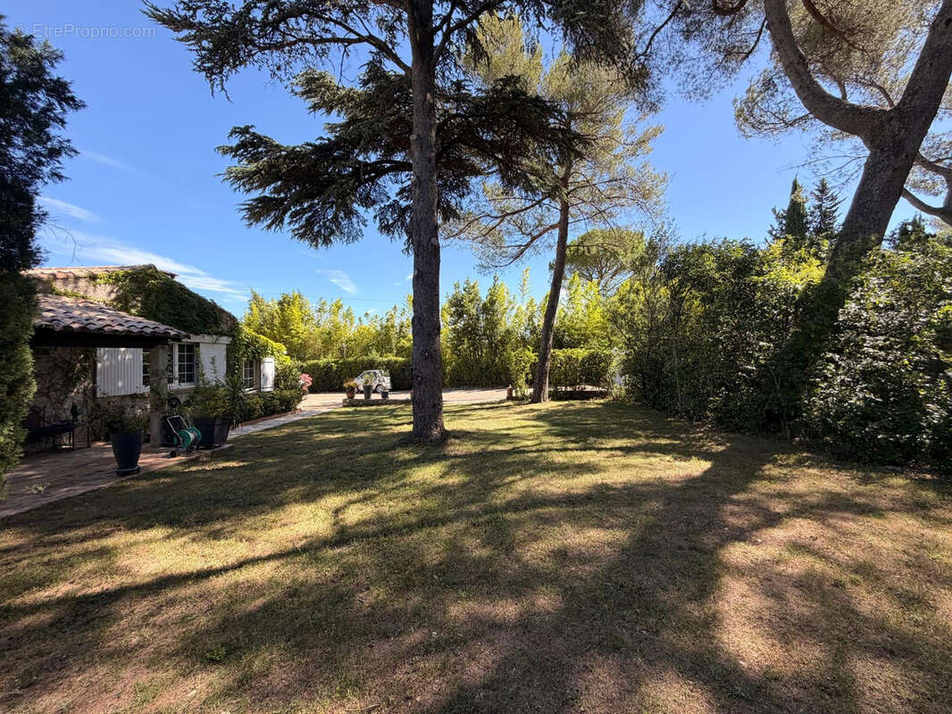 NIMES CAMPLANIER Superbe maison de plain pied,7 pièces de 250 m2 avec dépendance, jardin et piscine - photo 9