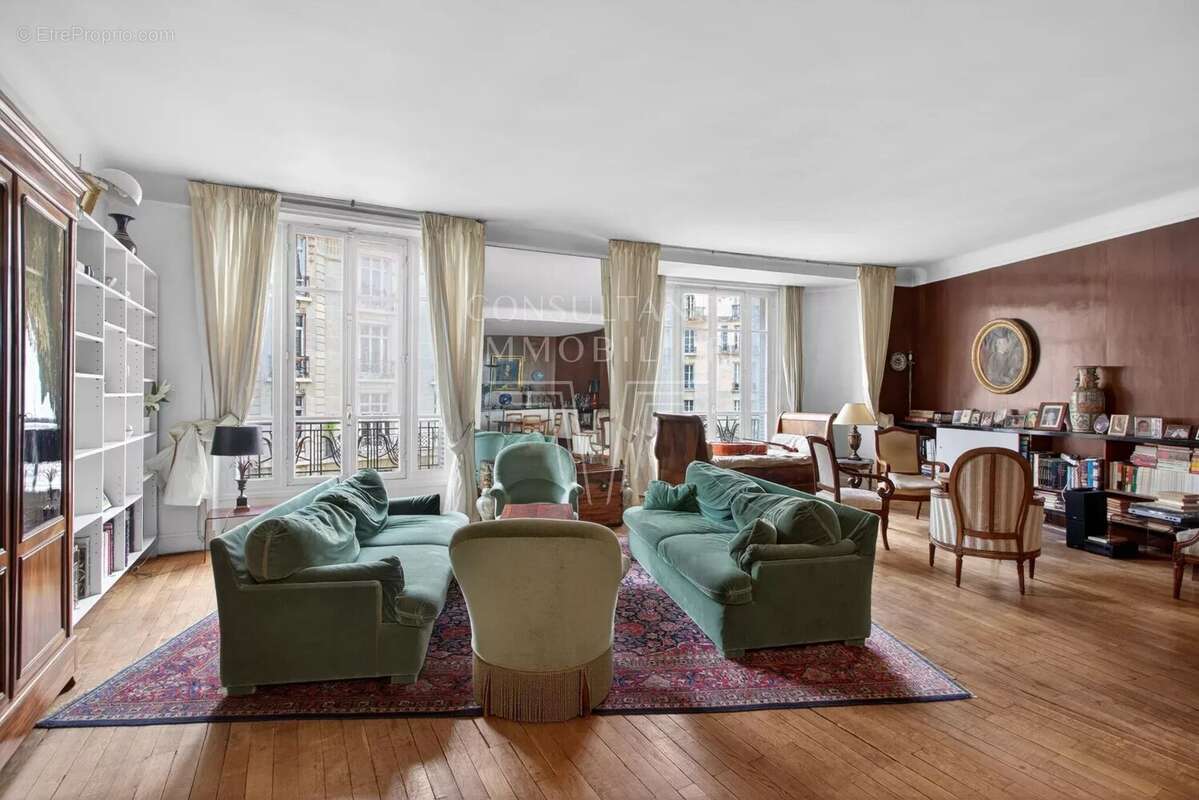 Appartement à PARIS-16E