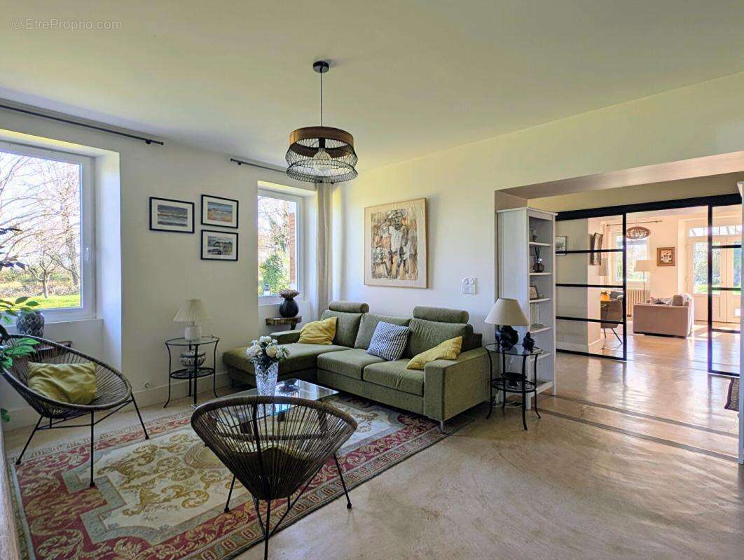 Demeure du 18ème de 289 m² avec piscine et dépendances sur terrain de 3 hectares - photo 6