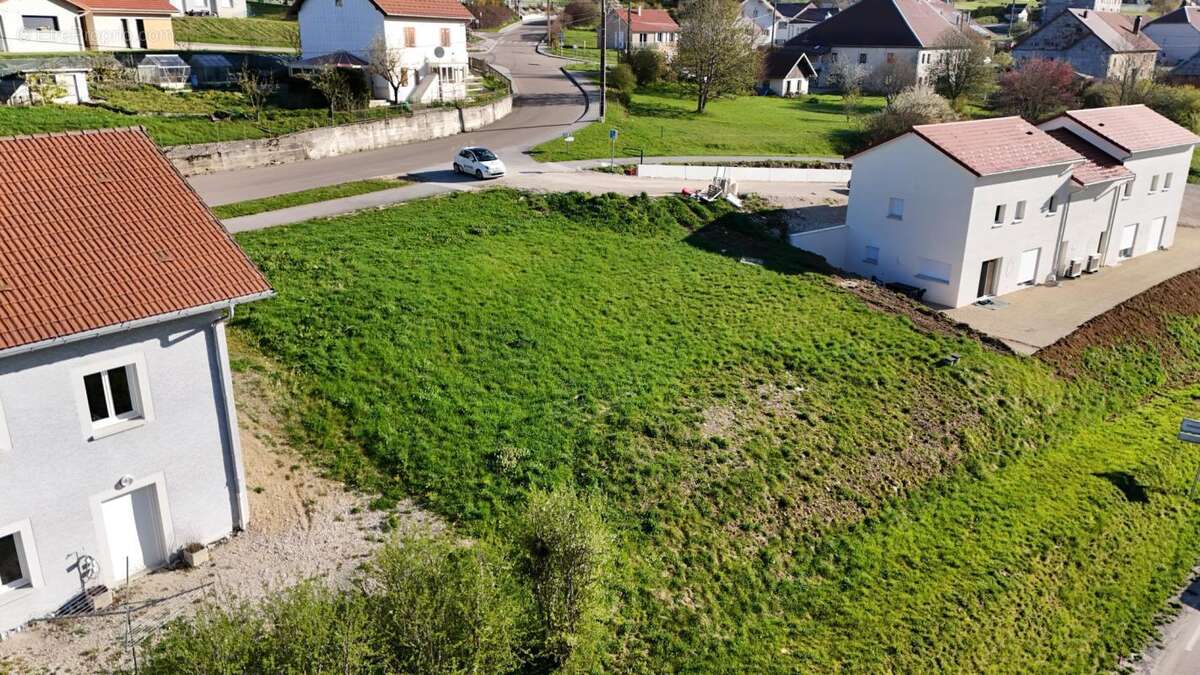 Terrain à MAISONS-DU-BOIS-LIEVREMONT