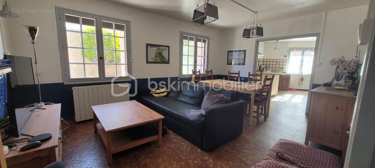 Maison de plain pied de 70m2,grenier amenageable de 70m2, dependances, garage + cour fermee - photo 3
