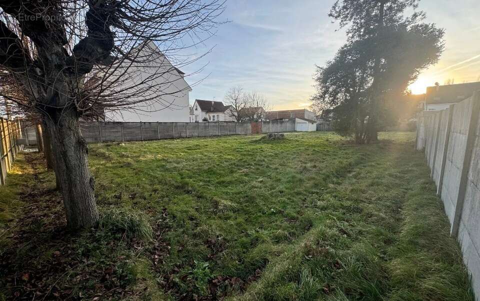 Terrain à PONTAULT-COMBAULT
