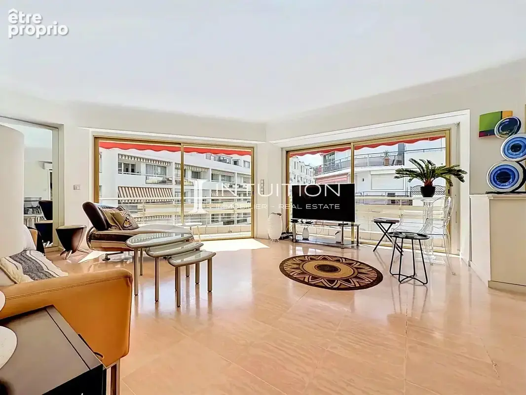 Cannes - Croisette : Appartement d’angle 3 pièces de 100 m², étage élevé, vaste terrasse - photo 3