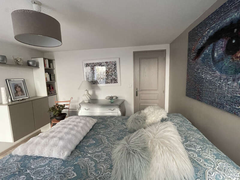 Produit unique sur saumur centre  120m2 habitable 3 chambres  100m2 de terrasse 1 place de parking privative - photo 4