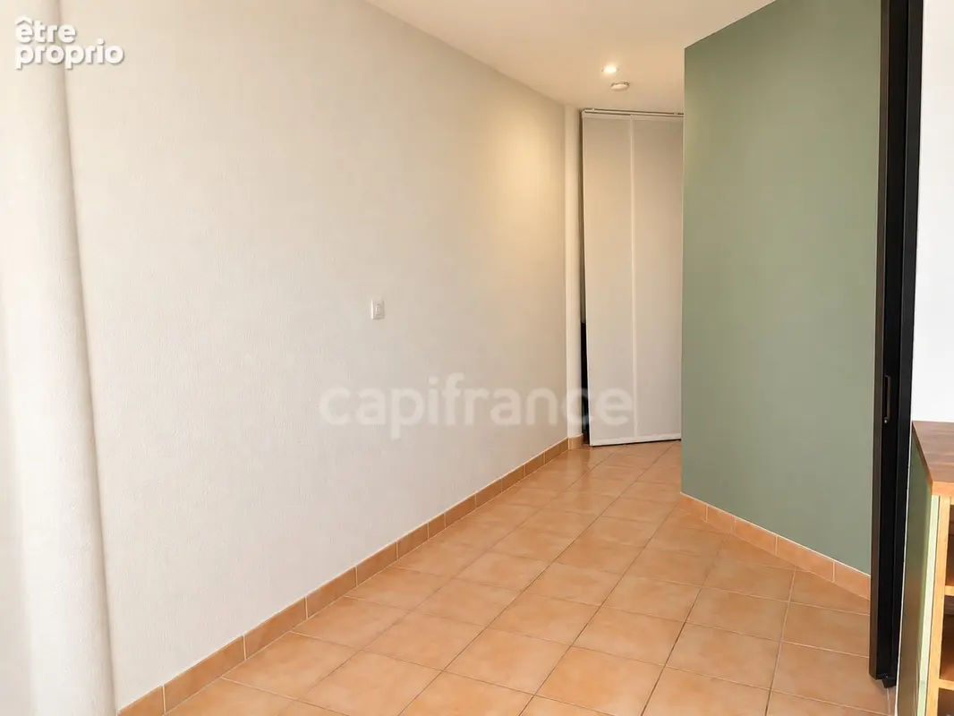 LA CIOTAT (13) – T2 de 43,24 m² au dernier étage avec ascenseur, balcon et vue dégagée - photo 5
