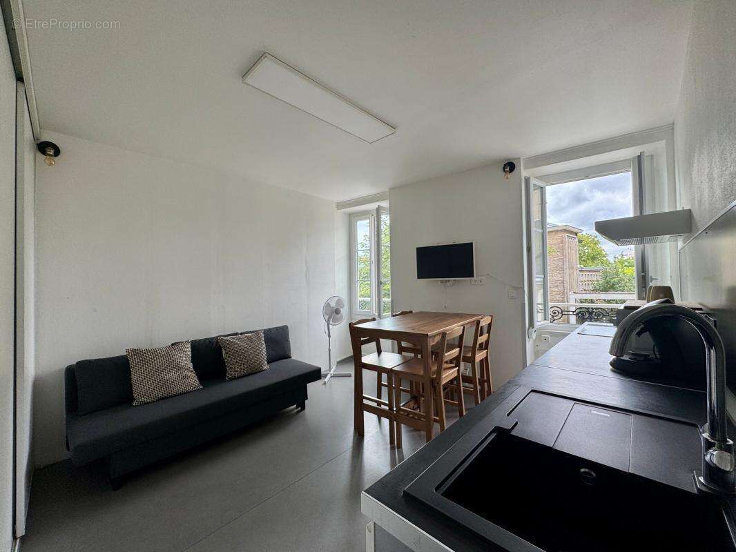 POUR INVESTISSEUR À VENDRE Beau T2 rénové de 34 m² – Hypercentre de Pau - photo 2