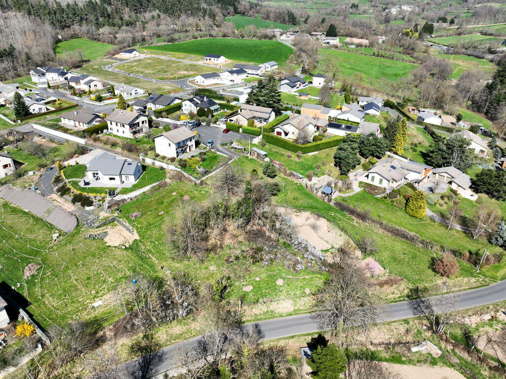 Terrain à SAINT-HOSTIEN