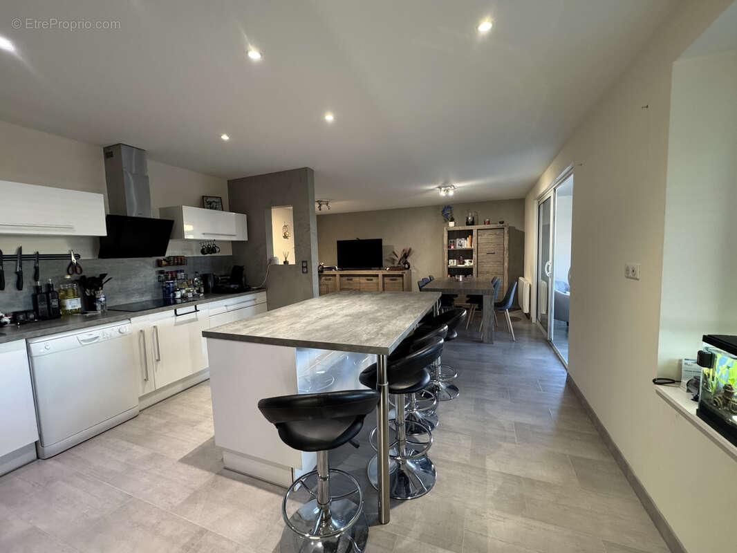 Appartement à VEAUCHE