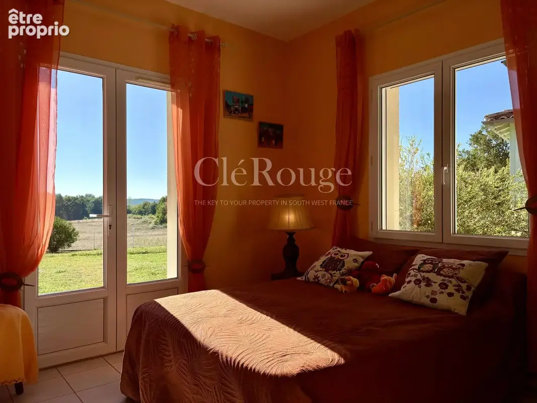 Élégante maison contemporaine avec piscine chauffée, beaux volumes et 5 400 m² de terrain - photo 5