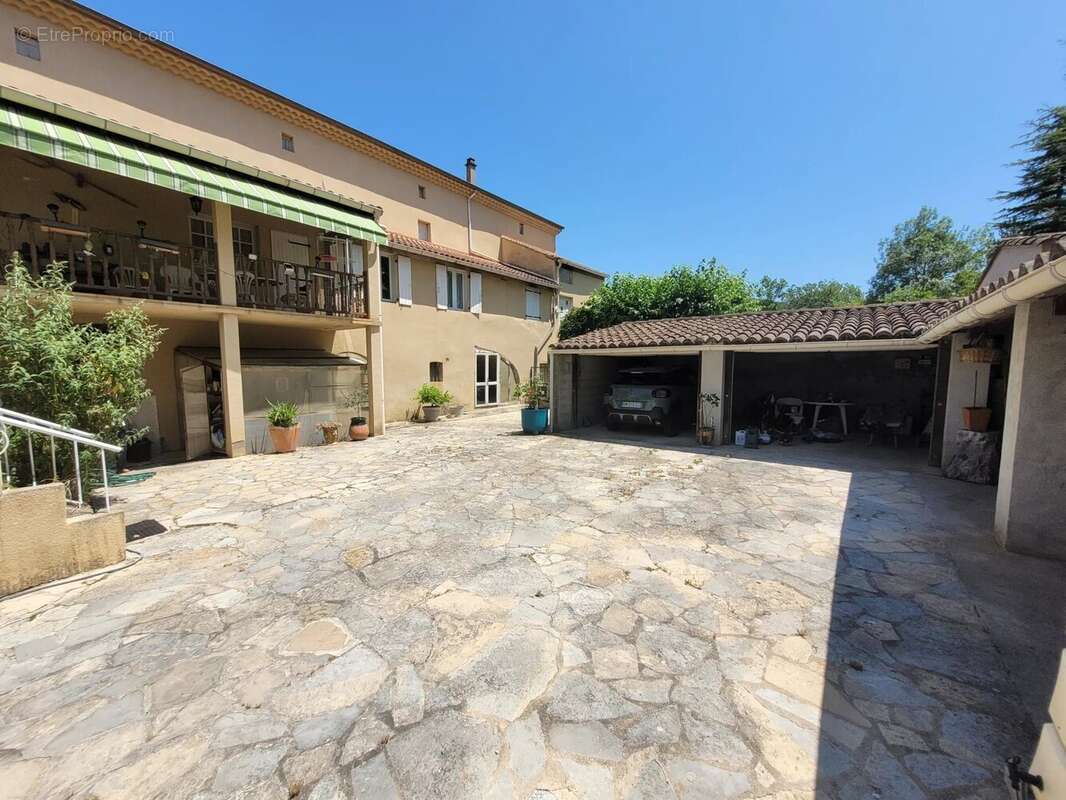 Maison à SAINT-JULIEN-LES-ROSIERS