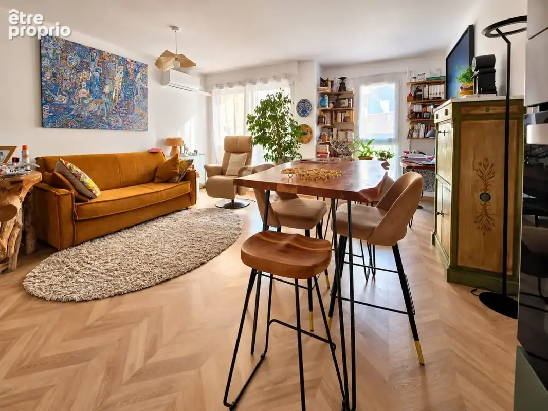 Centre-ville de Sète  Appartement traversant avec deux extérieurs, alliant luminosité, calme et vie citadine à pied. - photo 2