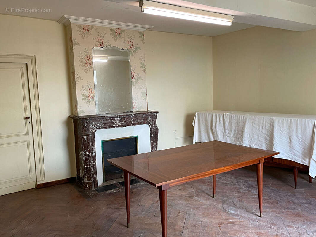 Grande maison en pierre à rénover dans un village prisé - photo 8