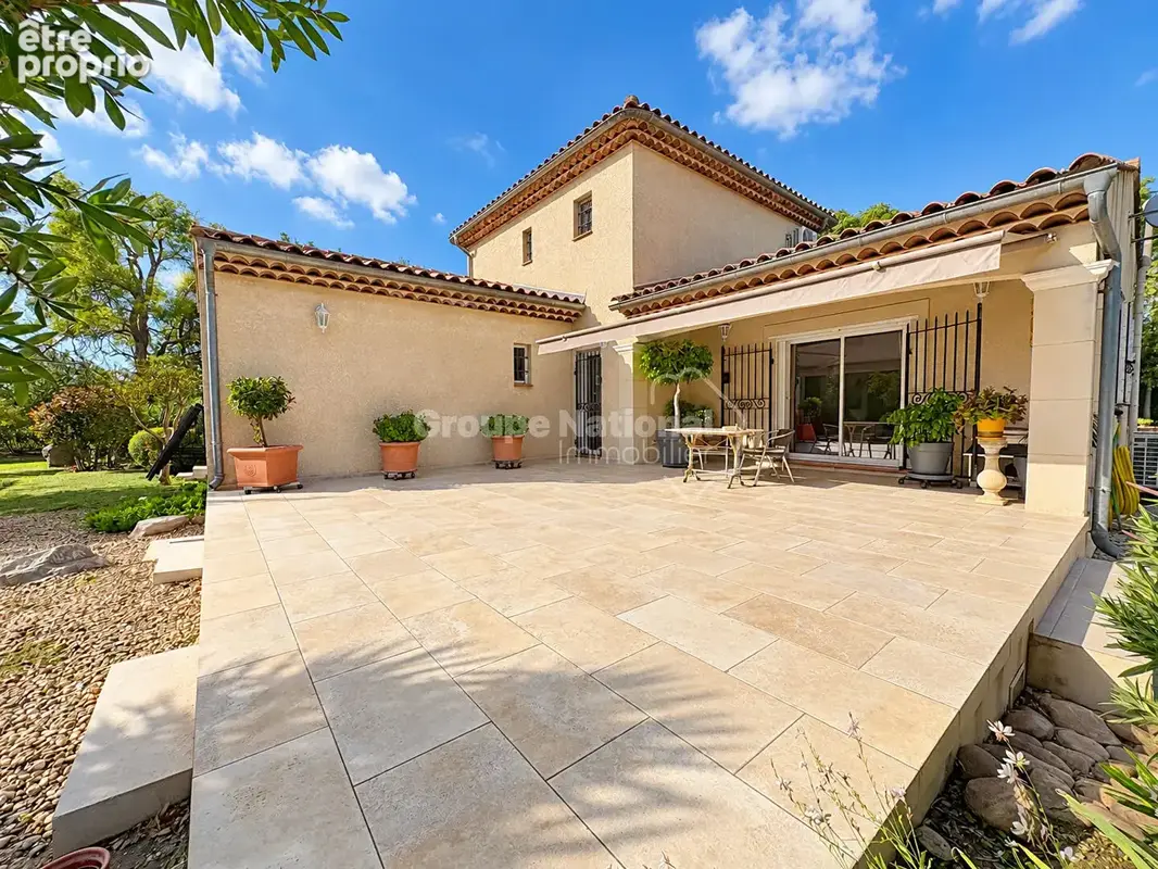 Salon-de-Provence (Bel-Air) : Propriété sur 5000 m² avec piscine - photo 17