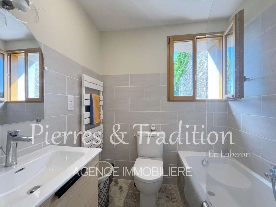 Saignon, maison de village entièrement rénovée avec 2 terrasses et vue - photo 8