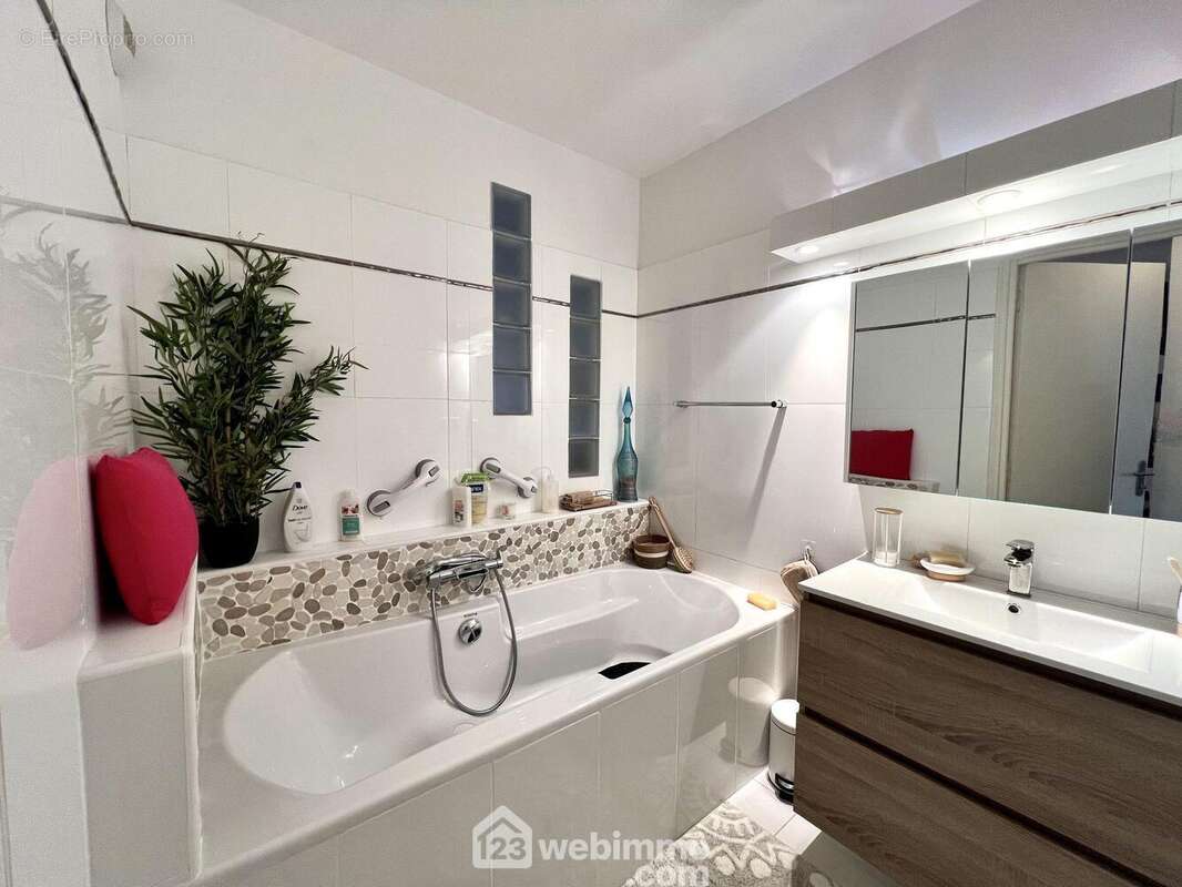 La salle de bain parfaitement rénovée - Appartement à BIGUGLIA