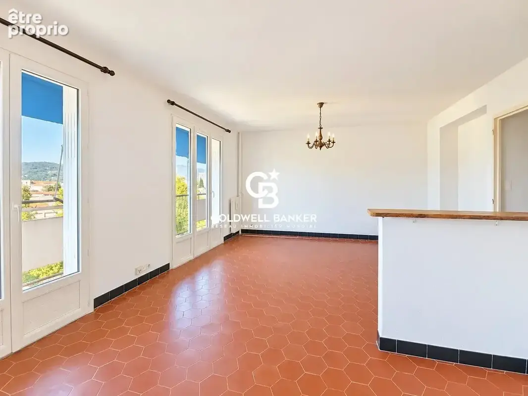 Draguignan – lumineux t4 rénové avec vue dégagée et grand balcon - photo 2
