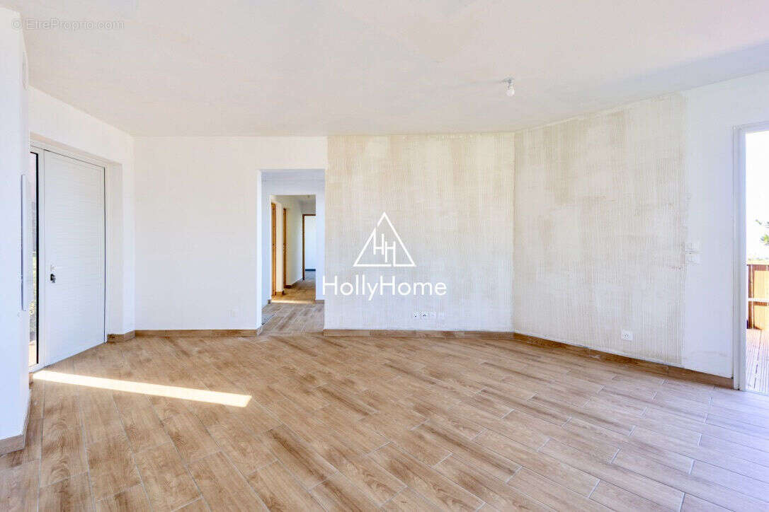 Maison 110 m² à Les Avirons  - photo 8