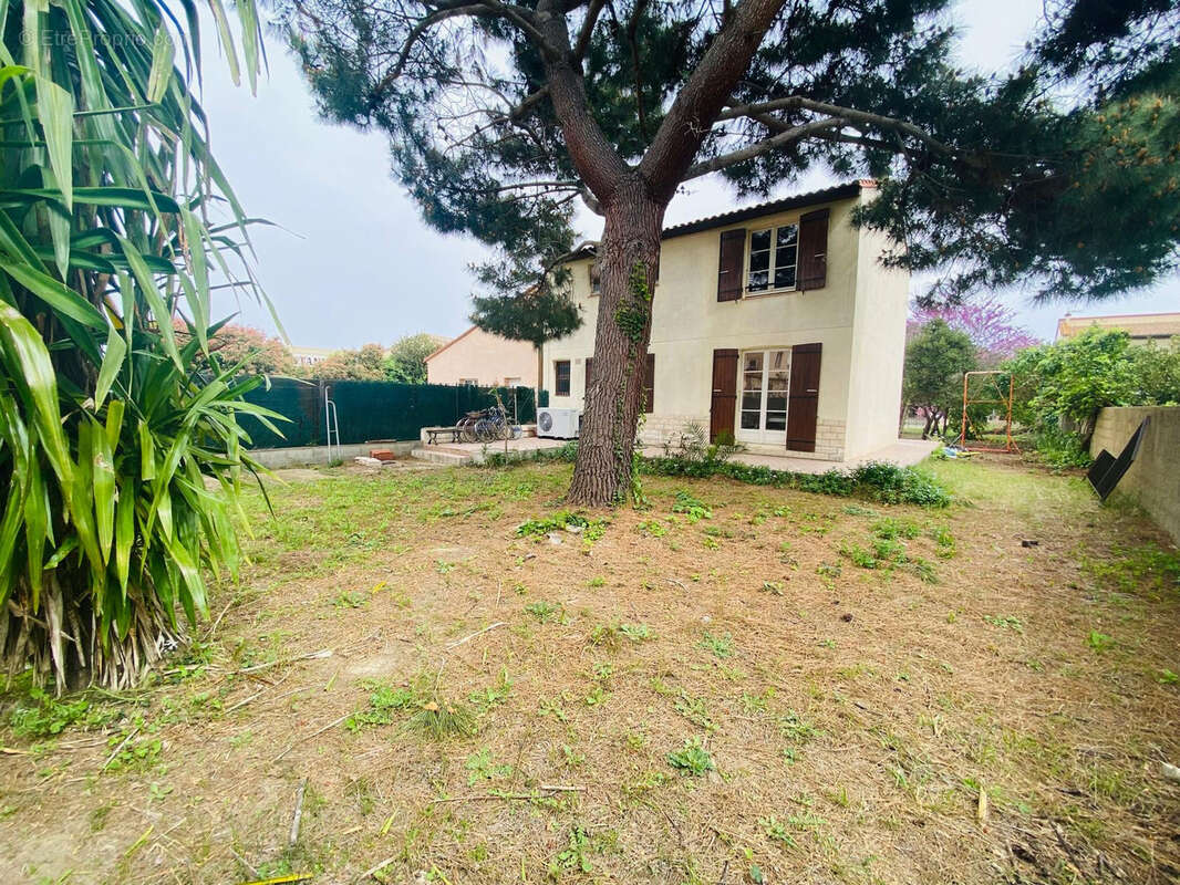 Maison à SAINT-LAURENT-DE-LA-SALANQUE