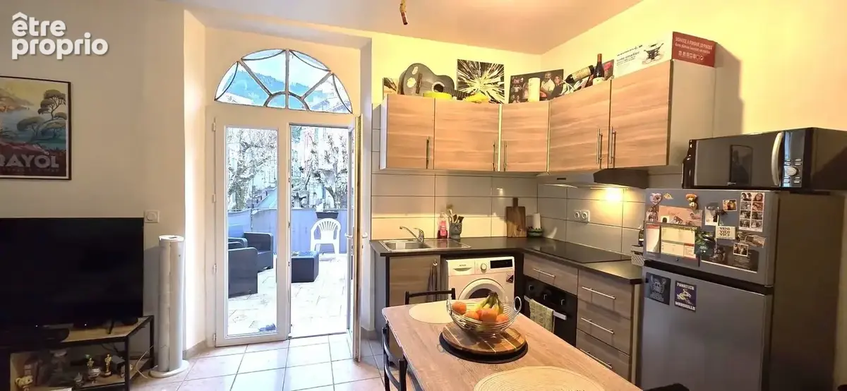 CUGES LES PINS-IMMEUBLE-A VENDRE-MURS PROS-APPARTEMENT T2 AVEC