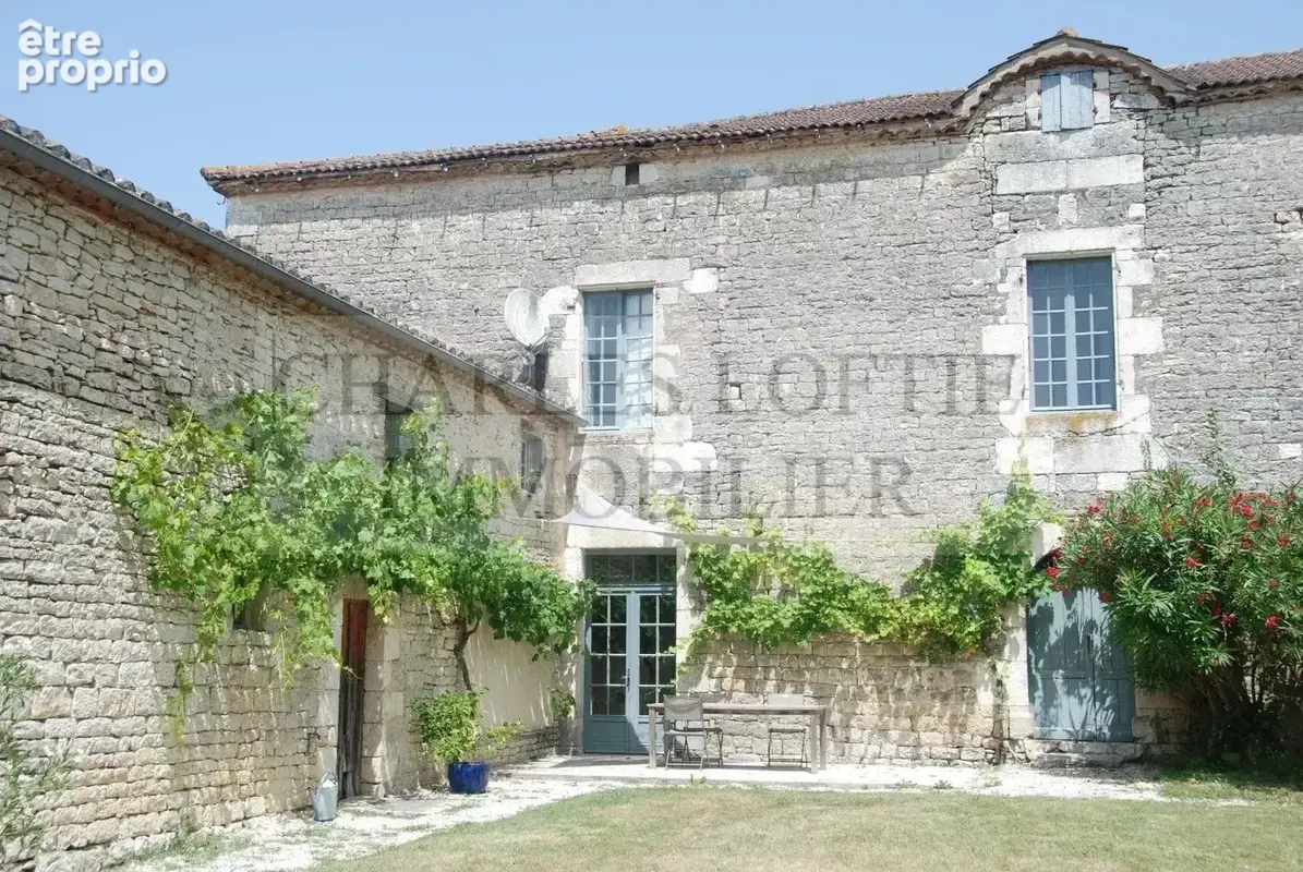 Magnifique et imposante ferme fortifiée du XVIIe siècle, avec dépendances, piscine et terrain de 23 ha, à proximité de Mauroux. - photo 6