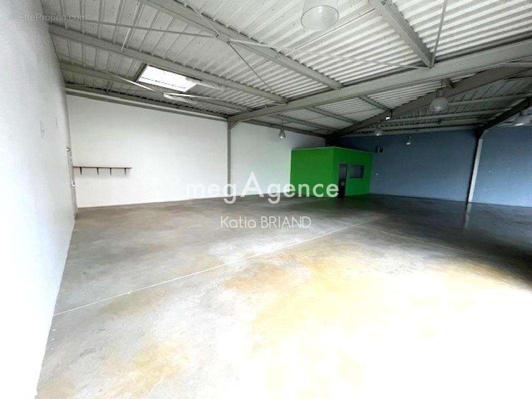 Local commercial  de 600 m² - photo 2