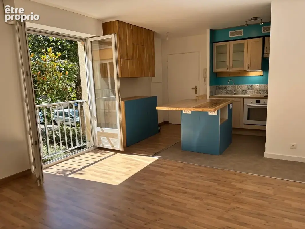 Laissez-vous séduire par ce superbe appartement entièrement rénové, où lumière, confort et qualité de vie se r - photo 1