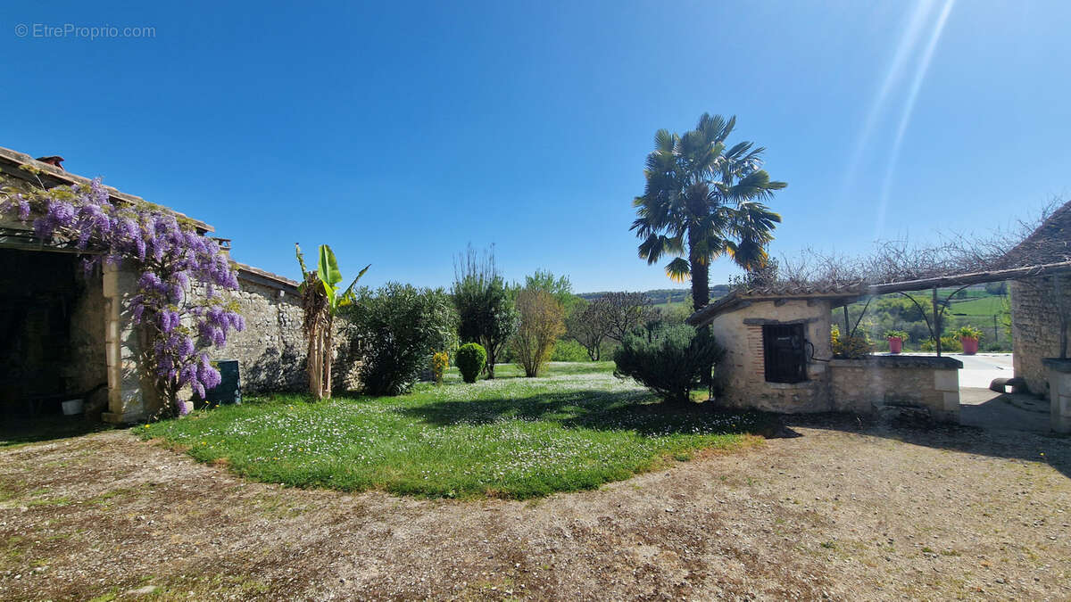 Maison à MONTMOREAU-SAINT-CYBARD