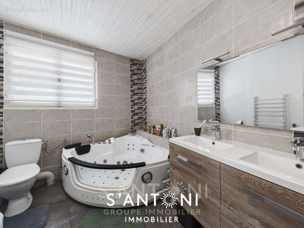 Appartement à POUSSAN