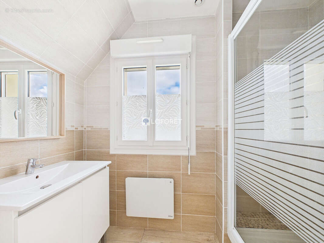 Maison à CHATEAUNEUF-DU-FAOU