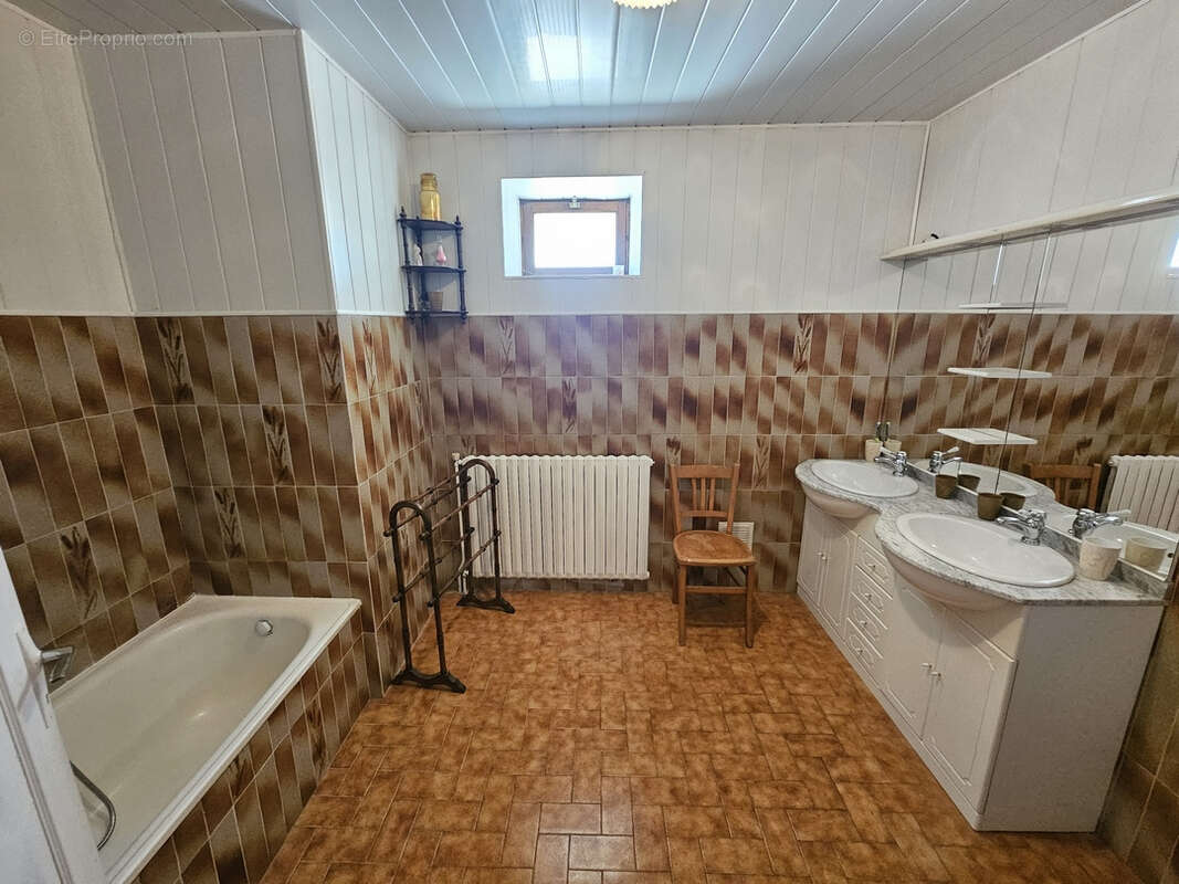 Maison de campagne en pierre avec hangar et terrain de 3500 m2 - photo 10