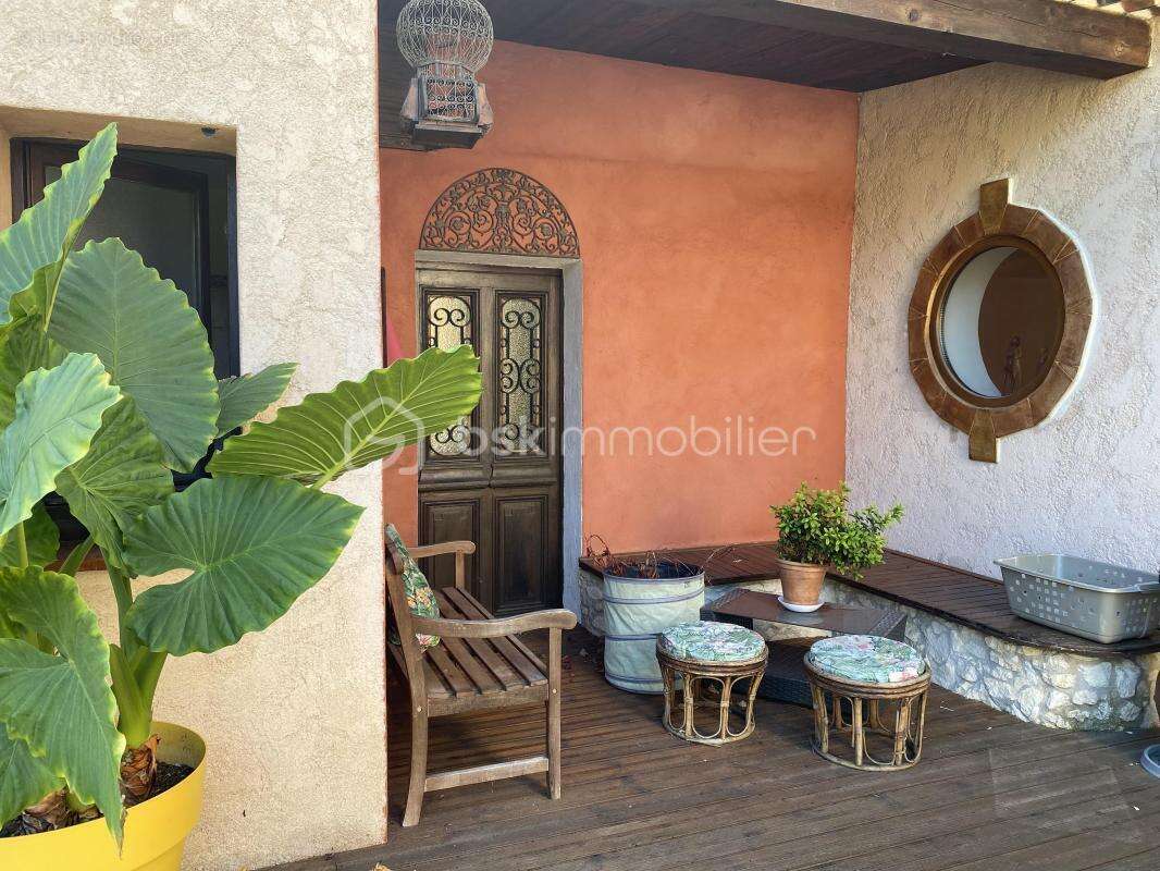 Maison à LA ROQUE-D&#039;ANTHERON