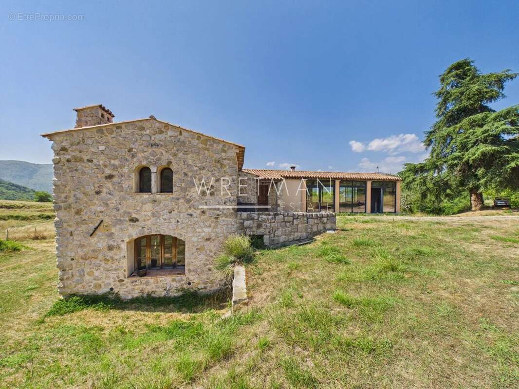 Domaine de caractère en pierre et vue panoramique sur les montagnes - Sospel - photo 2
