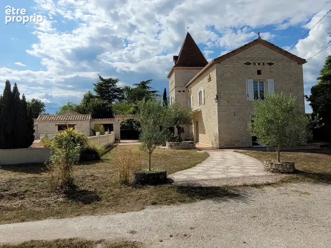 Superbe propriété en pierre avec dépendances, garage, piscine, spa et terrain de 6700 m². - photo 3