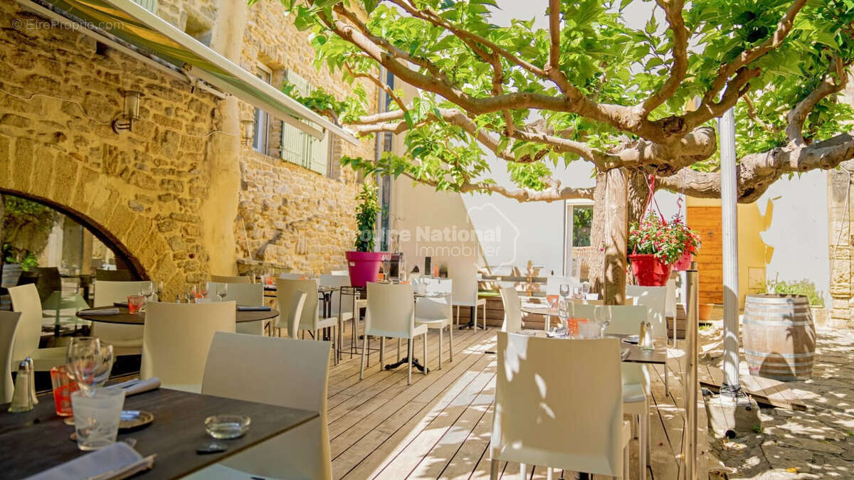 Commerce à GALLARGUES-LE-MONTUEUX