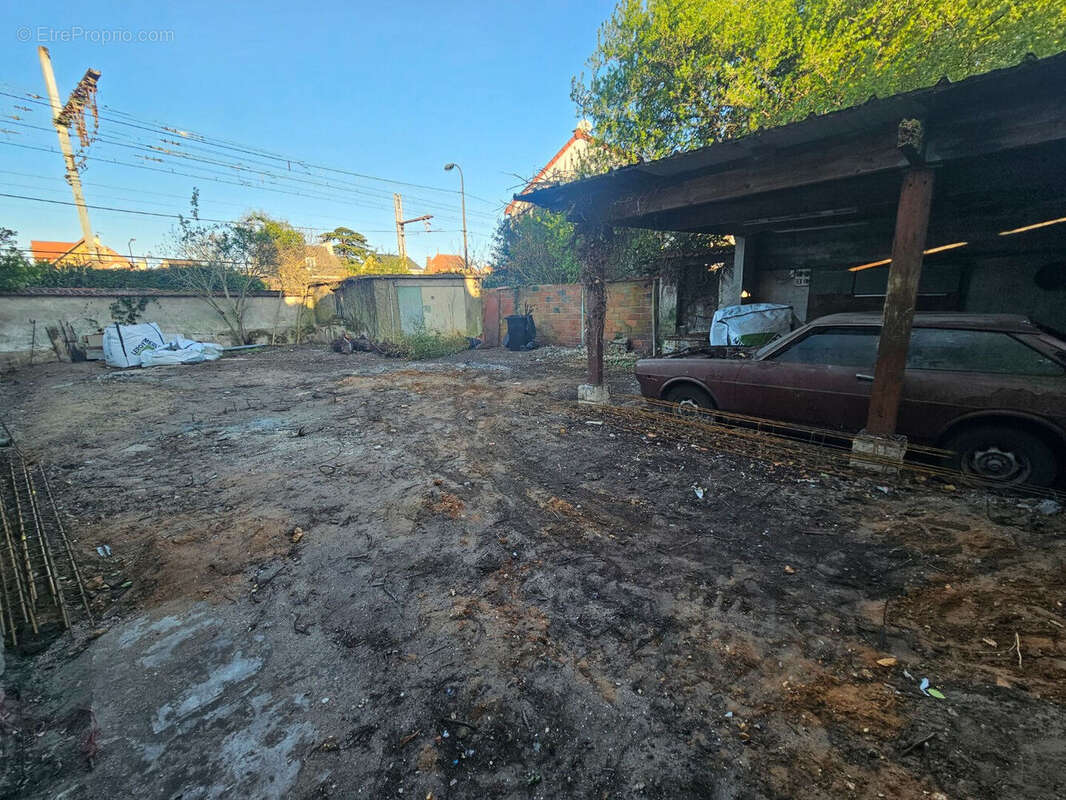 Terrain à SAINT-MAUR-DES-FOSSES