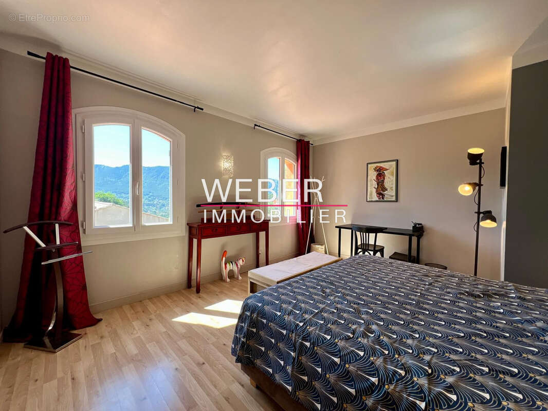 LE REVEST LES EAUX - Maison 182 m2 - 4 chambres Terrain 808 m2 - photo 10