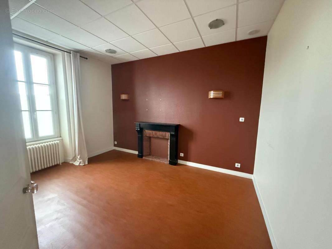 Murs commerciaux de 300m2 avec parking prive - photo 4