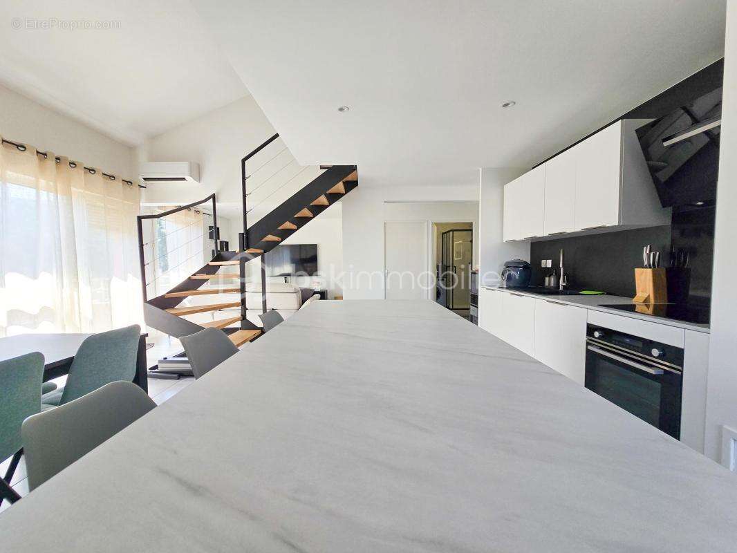 EYBENS – Dernier étage – Appartement rénové avec goût, balcon et potentiel 2 chambres - photo 6