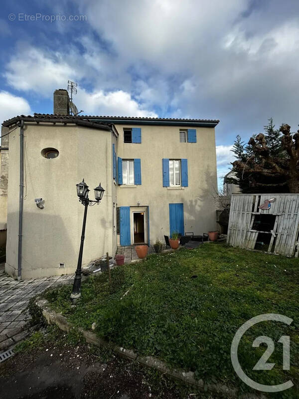 Maison à LA ROCHE-CHALAIS