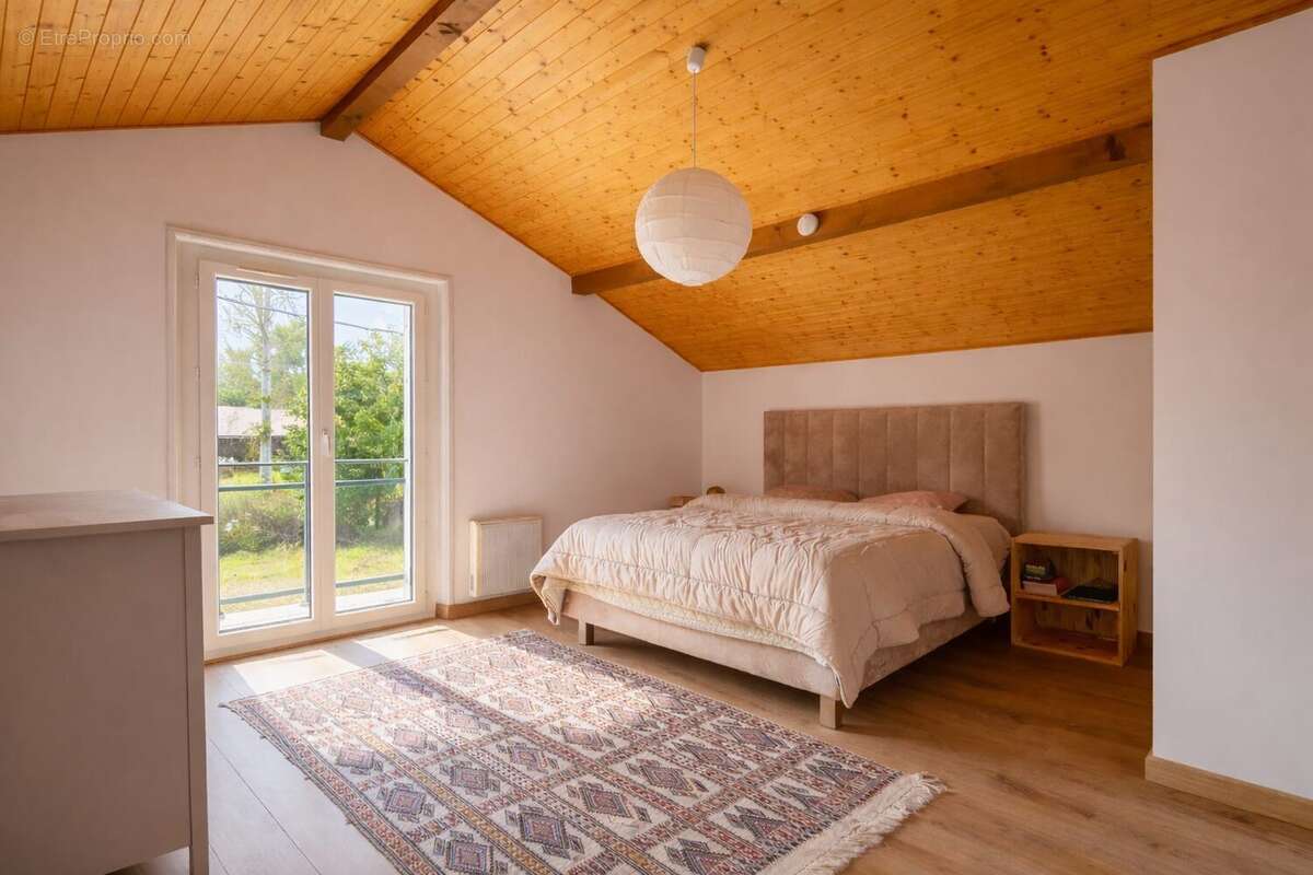 Chambre 2 avec balcon - Etage - Maison à SAINT-PAUL-EN-CHABLAIS