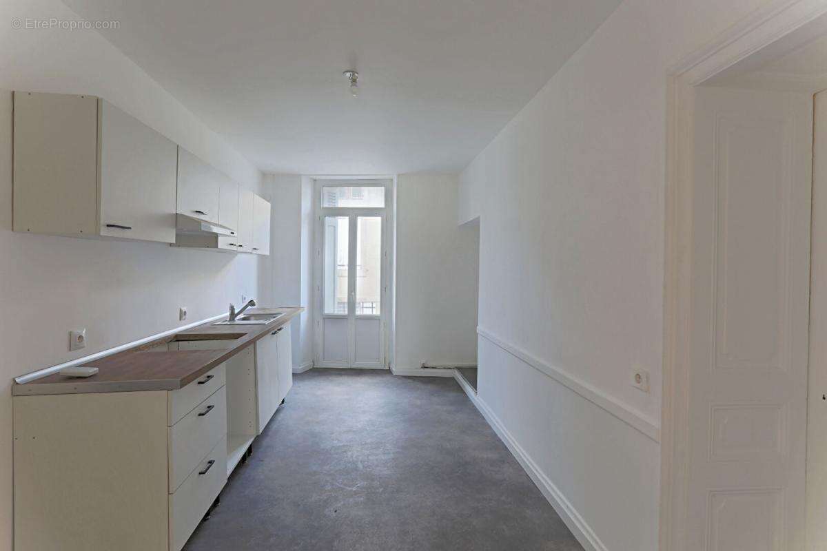 IMMEUBLE 600 m2  avec 6 appartements, un garage, un  jardinet et  3 dépendances  MAZAMET - photo 3