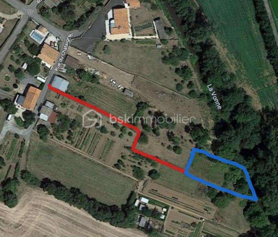 Terrain à CURZAY-SUR-VONNE