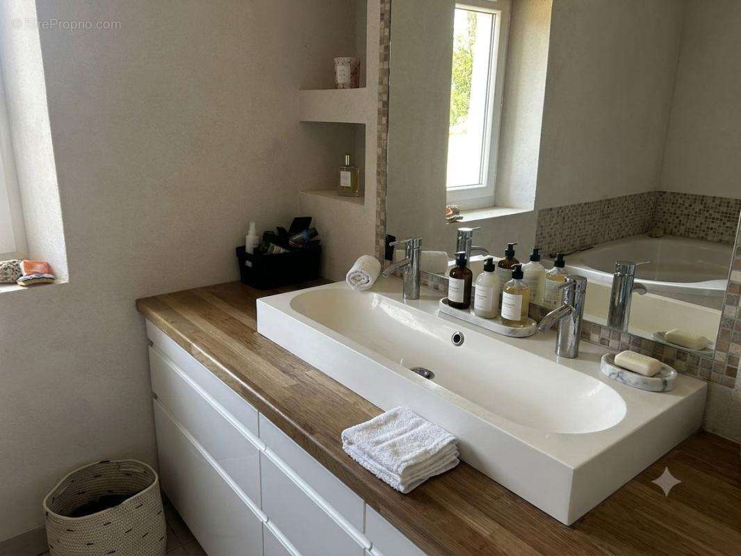 Magnifique corps de ferme en pisé rénové de 224 m² habitables sur 2 153 m² de terrain - photo 17