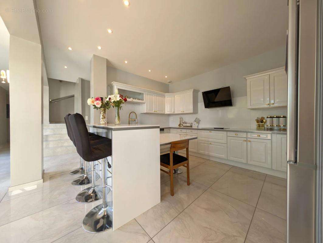 Maison à SAINT-CYR-DE-FAVIERES