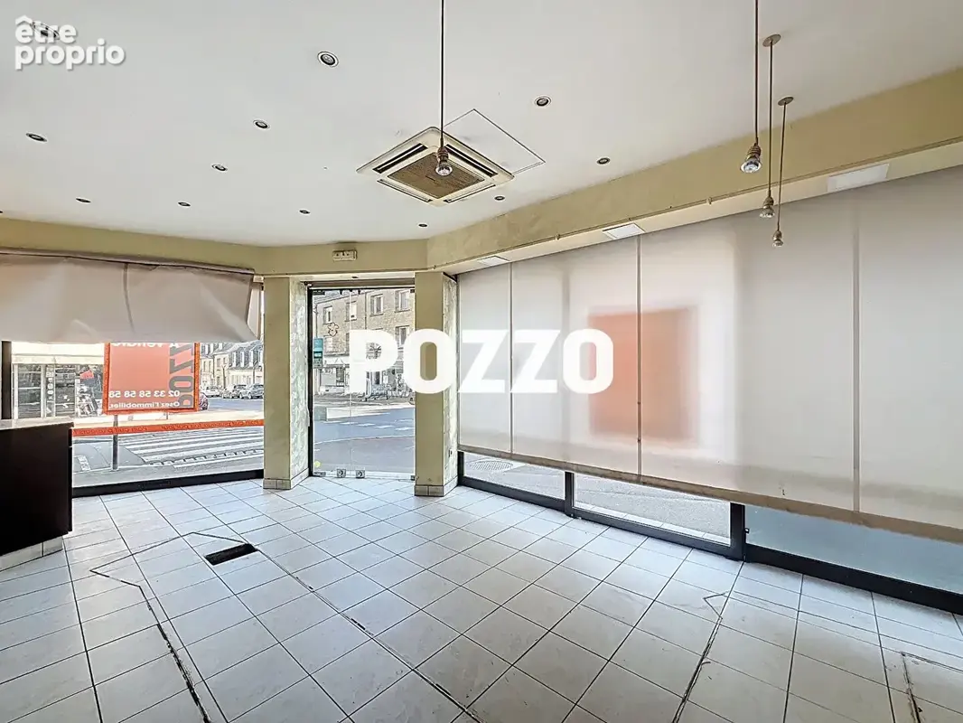 A Vendre - Immeuble 185 m² - Saint Hilaire Du Harcouet  - Local commercial - Appartement - cour - photo 1